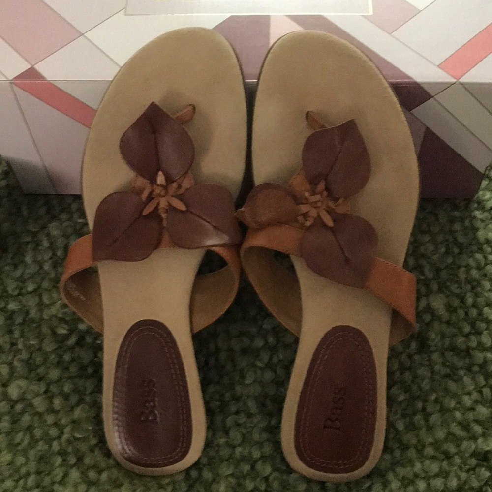 Bass tan sandal size 9M